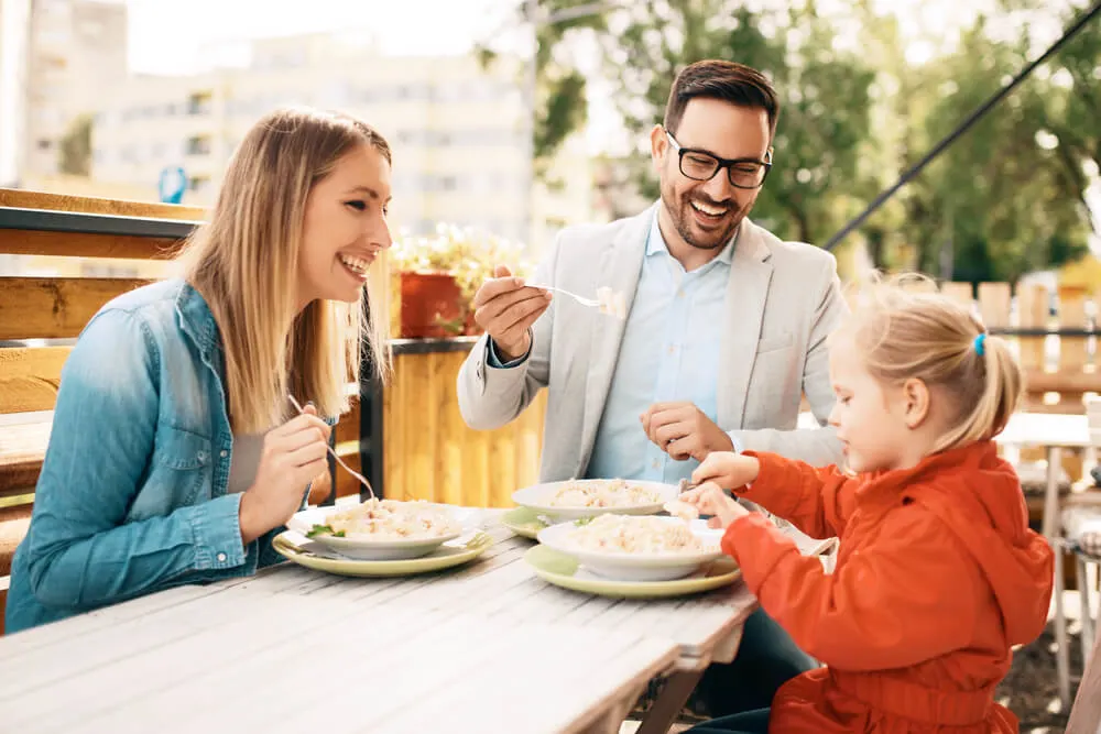 Man introduce daughter to girlfriend