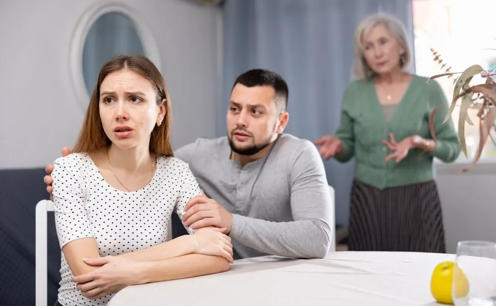 wife and mother in law arguing